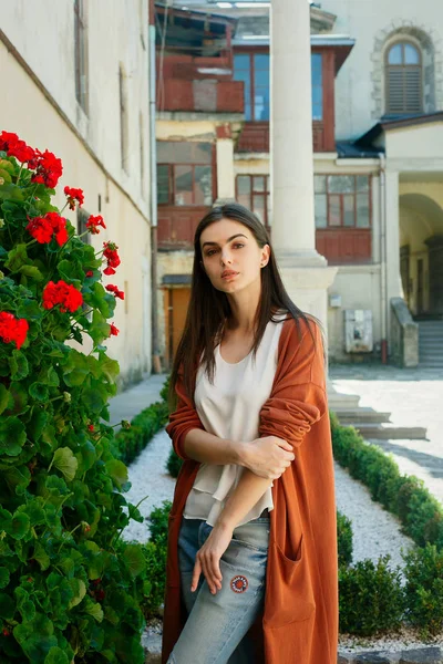 Jovem bela mulher elegante andando — Fotografia de Stock