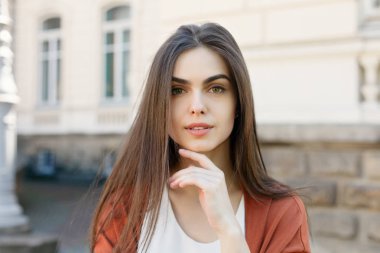 Yürüyen genç güzel şık kadın