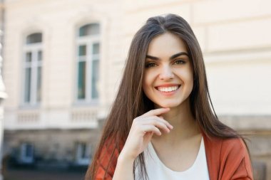 Yürüyen genç güzel şık kadın