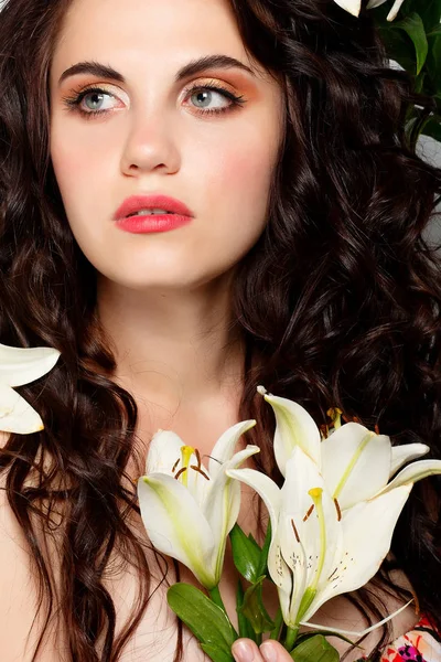 Krásy dívka má krásné květiny — Stock fotografie