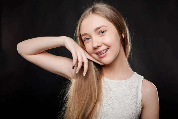 Portret van tiener meisje tonen tandheelkundige bretels. — Stockfoto