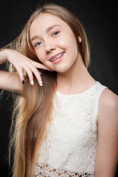 歯ブレースを示す十代の少女の肖像画. — ストック写真