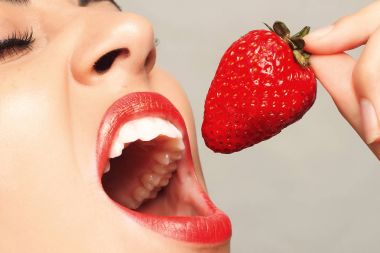 çilek yeme seksi kadın