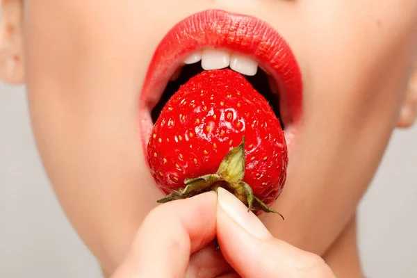 Donna sexy mangiare fragola — Foto Stock