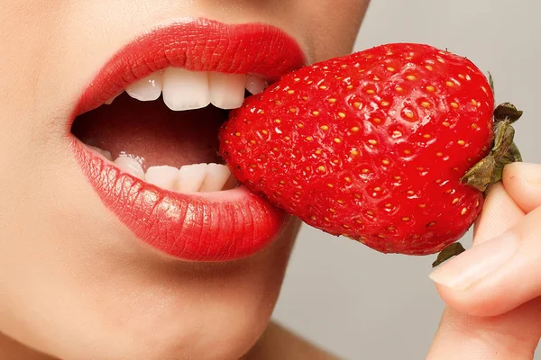 Mujer sexy comiendo fresa — Foto de Stock