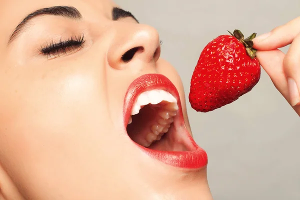 Mujer sexy comiendo fresa — Foto de Stock