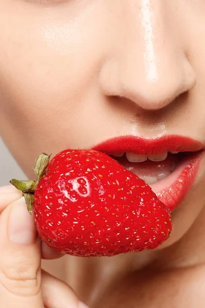Sexy vrouw eten aardbei — Stockfoto