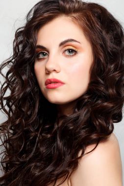 Uzun dalgalı saçlı esmer kız. Kıvırcık saç modeli ile güzel model
