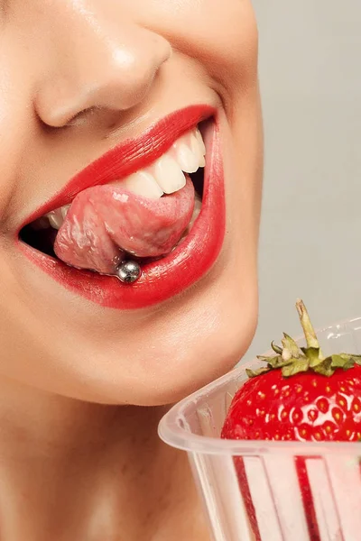 Donna sexy mangiare fragola — Foto Stock