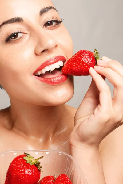 Mujer sexy comiendo fresa —  Fotos de Stock