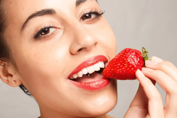 Mujer sexy comiendo fresa — Foto de Stock