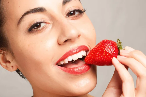 Sexy vrouw eten aardbei — Stockfoto