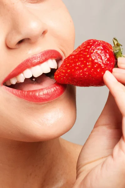 Mujer sexy comiendo fresa — Foto de Stock