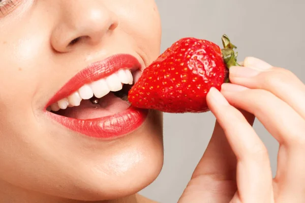 Mujer sexy comiendo fresa — Foto de Stock