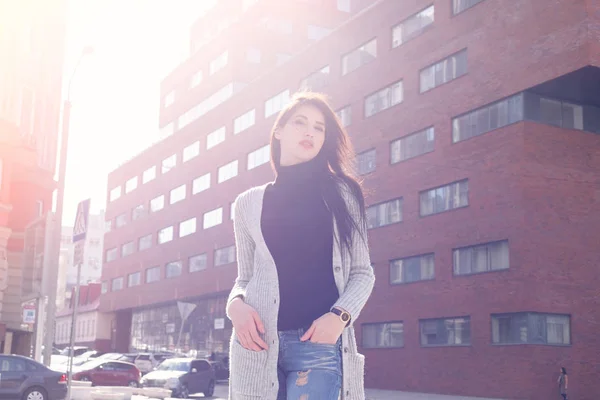 Young fashion brunette business woman against business center at sunset — Stock Photo, Image