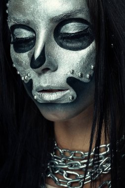 Gümüş maskesi ile siyah gövde ile güzel kız modeli