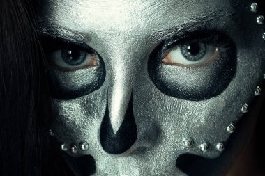 Gümüş maskesi ile siyah gövde ile güzel kız modeli