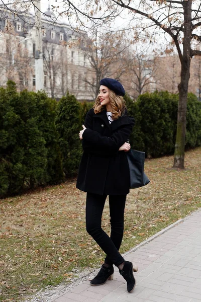 Foto de rua de jovem mulher bonita vestindo roupas clássicas elegantes . — Fotografia de Stock