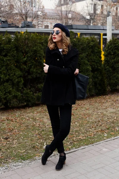 Straat foto van jonge mooie vrouw dragen van stijlvolle klassieke kleding. — Stockfoto