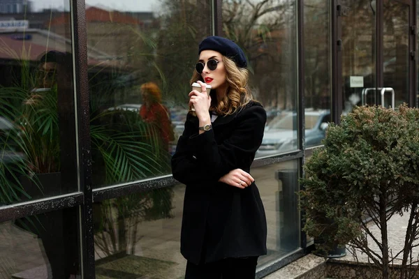 Foto de rua de jovem mulher bonita vestindo roupas clássicas elegantes . — Fotografia de Stock