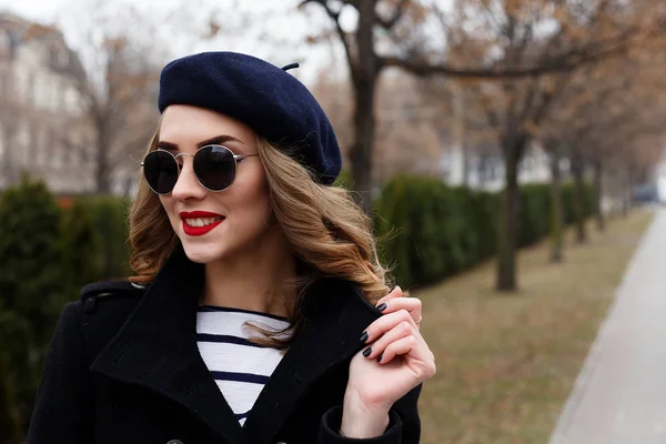 Street photo of young beautiful woman wearing stylish classic clothes. — Stock Photo, Image