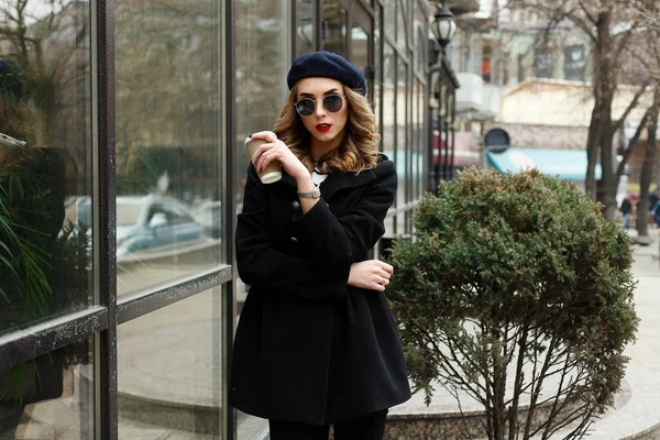 Straat foto van jonge mooie vrouw dragen van stijlvolle klassieke kleding. — Stockfoto