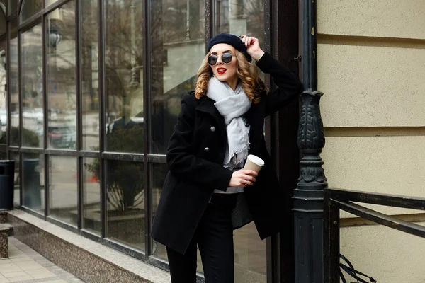 Foto de rua de jovem mulher bonita vestindo roupas clássicas elegantes . — Fotografia de Stock