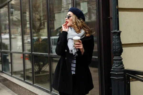 Foto de rua de jovem mulher bonita vestindo roupas clássicas elegantes . — Fotografia de Stock