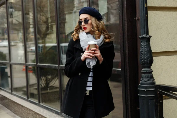 Street photo of young beautiful woman wearing stylish classic clothes. — Stock Photo, Image