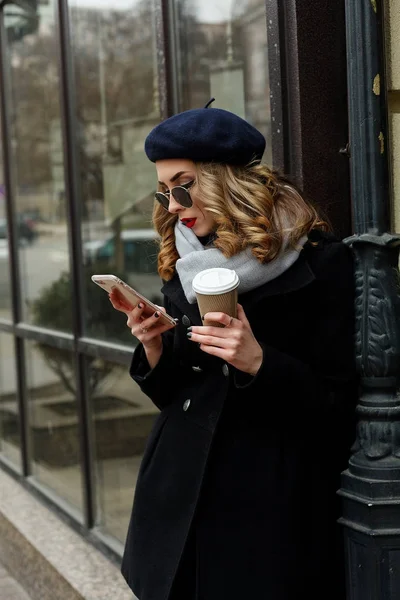 Foto de calle de una joven hermosa mujer que usa ropa clásica con estilo . — Foto de Stock