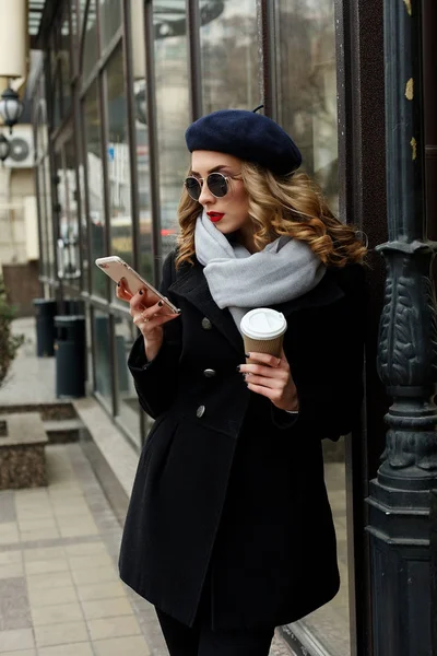 Foto de calle de una joven hermosa mujer que usa ropa clásica con estilo . — Foto de Stock