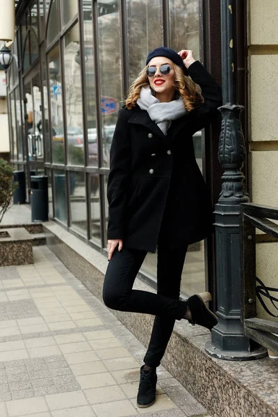 Foto de rua de jovem mulher bonita vestindo roupas clássicas elegantes . — Fotografia de Stock