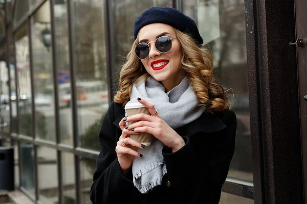 Street photo of young beautiful woman wearing stylish classic clothes. — Stock Photo, Image