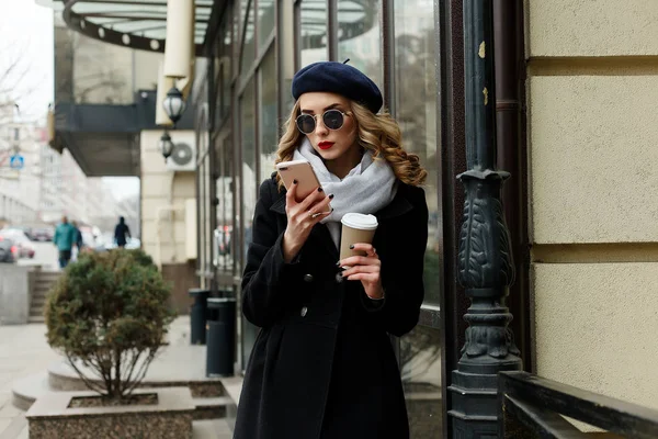 Foto de calle de una joven hermosa mujer que usa ropa clásica con estilo . — Foto de Stock