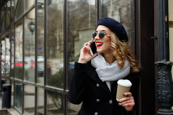 Street photo of young beautiful woman wearing stylish classic clothes. — Stock Photo, Image