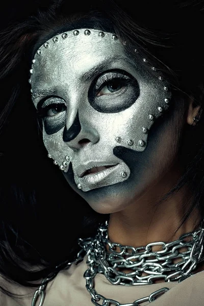 Gümüş maskesi ile siyah gövde ile güzel kız modeli — Stok fotoğraf