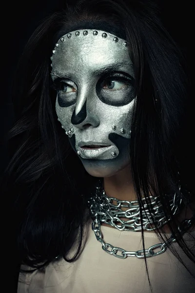 Mooi meisje model met zwarte body met zilveren masker — Stockfoto
