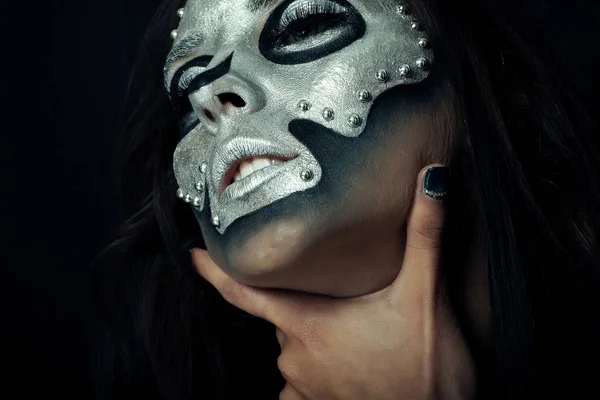 Vacker flicka modell med svart kropp med silver mask — Stockfoto