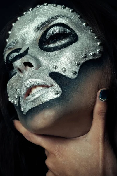 Hermosa chica modelo con cuerpo negro con máscara de plata — Foto de Stock