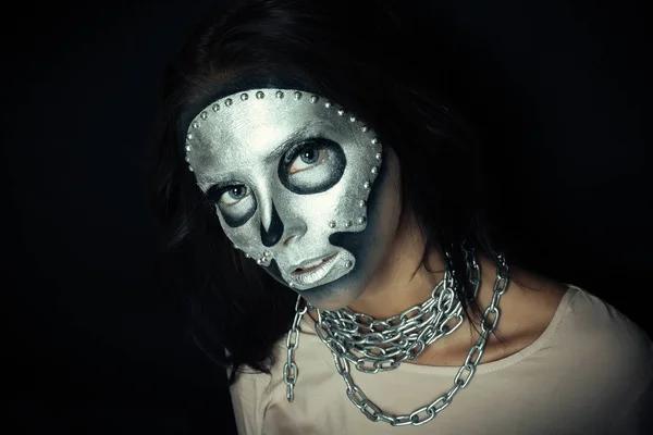 Vacker flicka modell med svart kropp med silver mask — Stockfoto