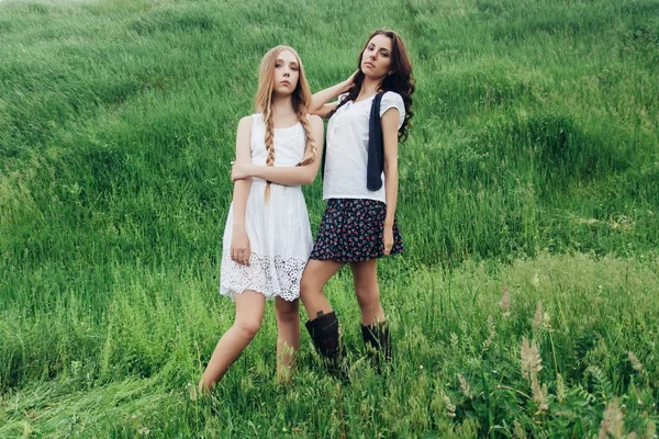 Twee vriendinnen blonde vrouw in hippie stijl. Scandinavische meisjes — Stockfoto