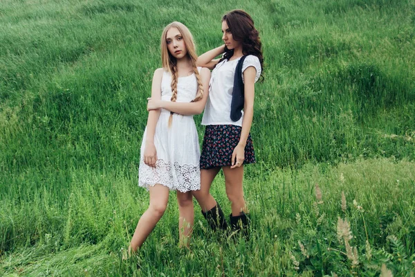 Deux copines blonde femme dans le style hippie. filles scandinaves — Photo