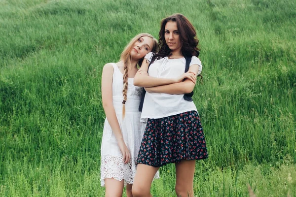 Dwie dziewczyny Blondynka w stylu hippie. Skandynawskie dziewczyny — Zdjęcie stockowe
