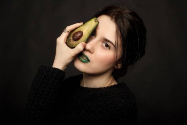 çekici Kafkas ve avokado gülümseyen portresi