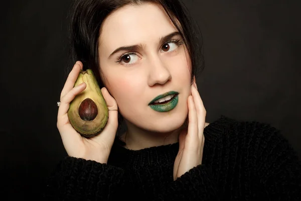 Retrato de atractivo caucásico sonriente mujercon aguacate — Foto de Stock