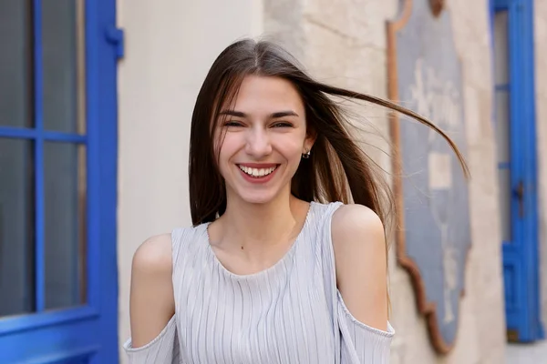 Mooi meisje op zoek naar jou en glimlachen — Stockfoto