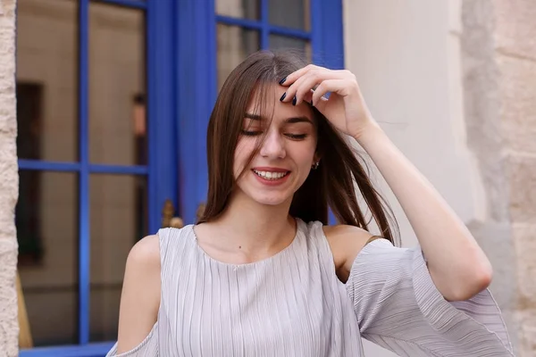 Menina bonita olhando para você e sorrindo — Fotografia de Stock