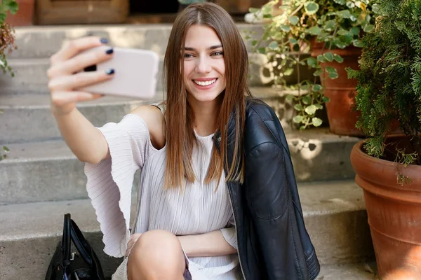 Mladá kráska žena, aby selfie pro vlastní smartphone — Stock fotografie