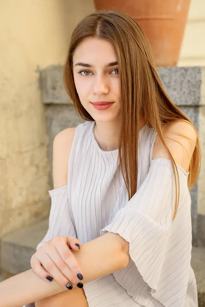 Beautiful brunette young woman wearing fashionable clothes — Stock Photo, Image