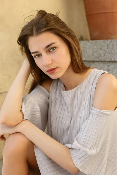 Mooie brunette jonge vrouw die het dragen van modieuze kleding — Stockfoto